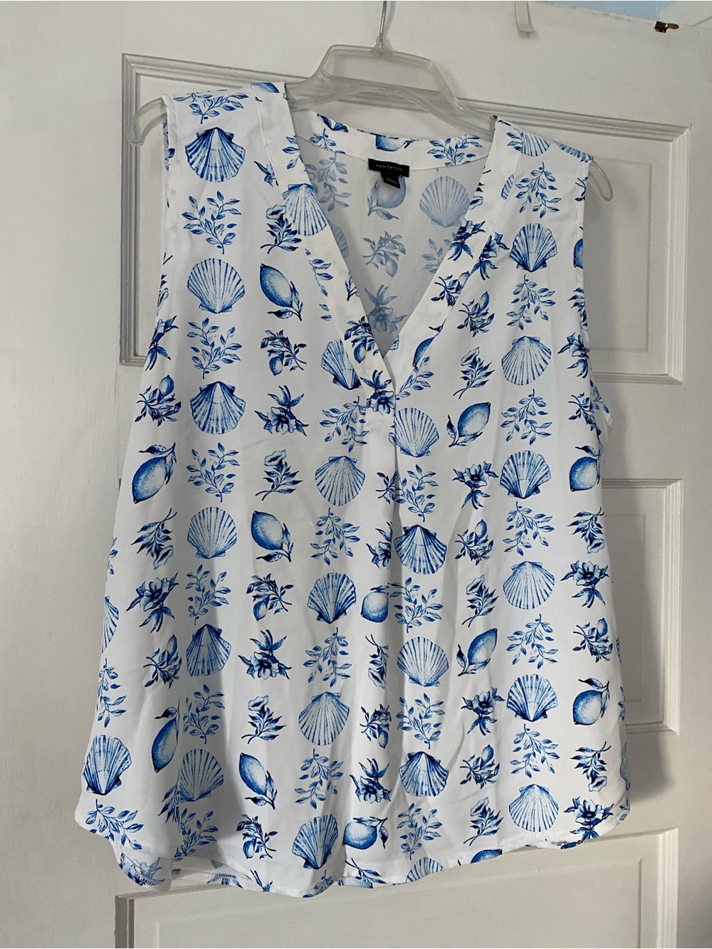 Ann Taylor Blue Seashell Sleeveless V-Neck Blouse Size L Large